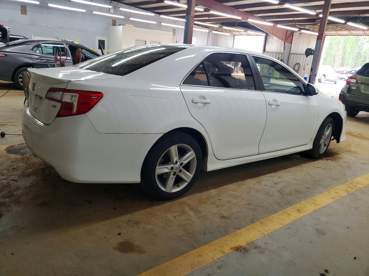 2013 TOYOTA CAMRY SE photo 3