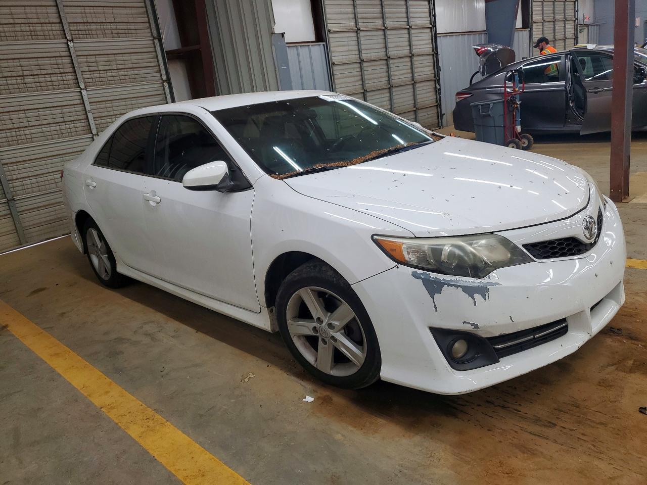 2013 TOYOTA CAMRY SE photo 4