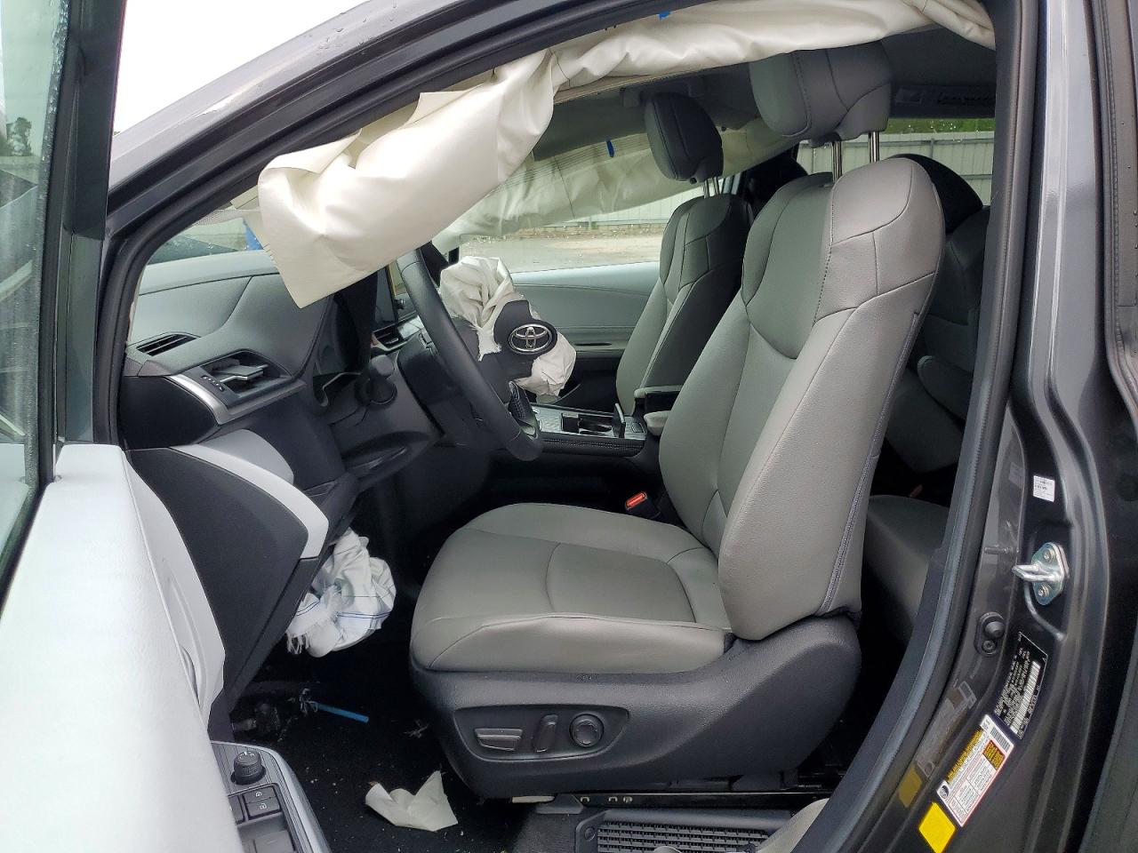 2025 TOYOTA SIENNA XLE 8-PASSENGER photo 13