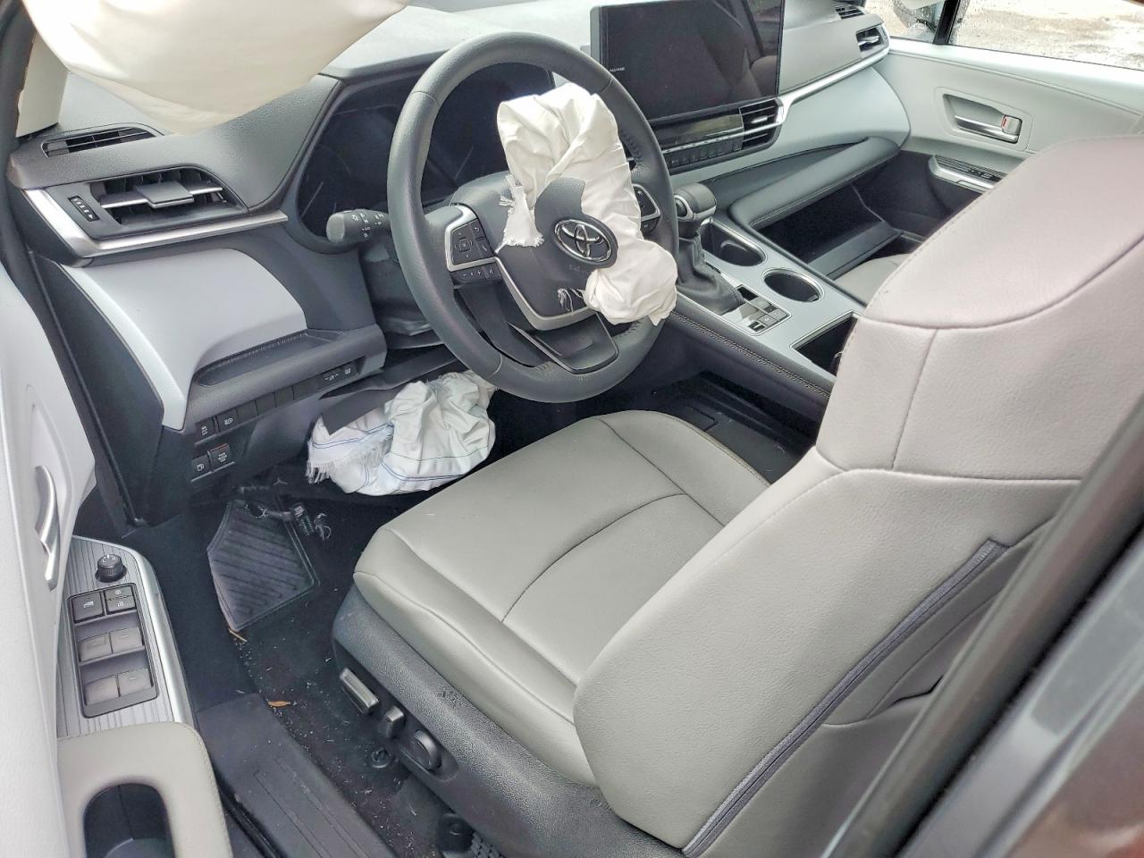 2025 TOYOTA SIENNA XLE 8-PASSENGER photo 15