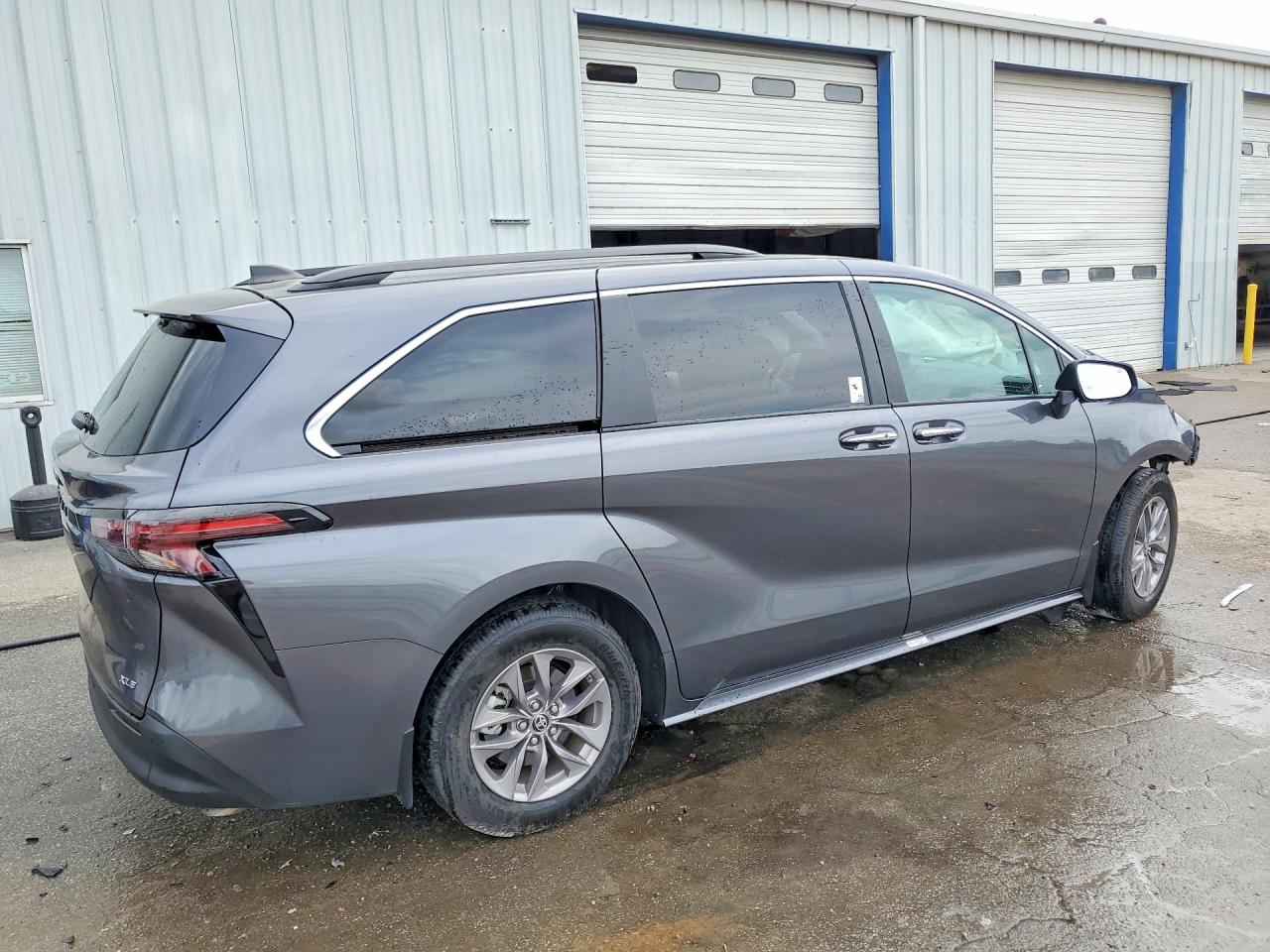 2025 TOYOTA SIENNA XLE 8-PASSENGER photo 5