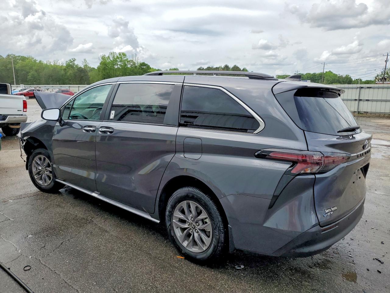 2025 TOYOTA SIENNA XLE 8-PASSENGER photo 3