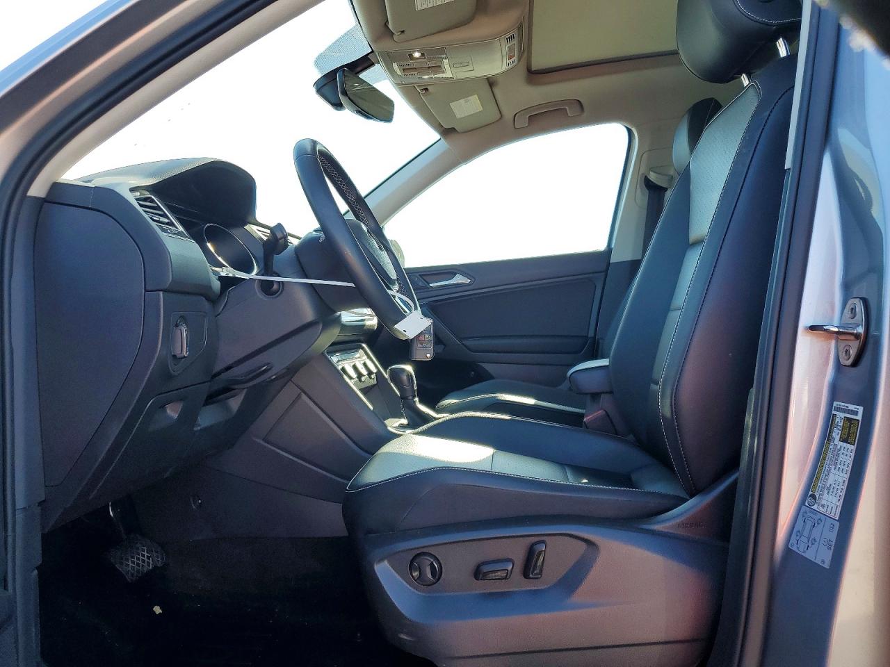 2021 VOLKSWAGEN TIGUAN SE photo 13