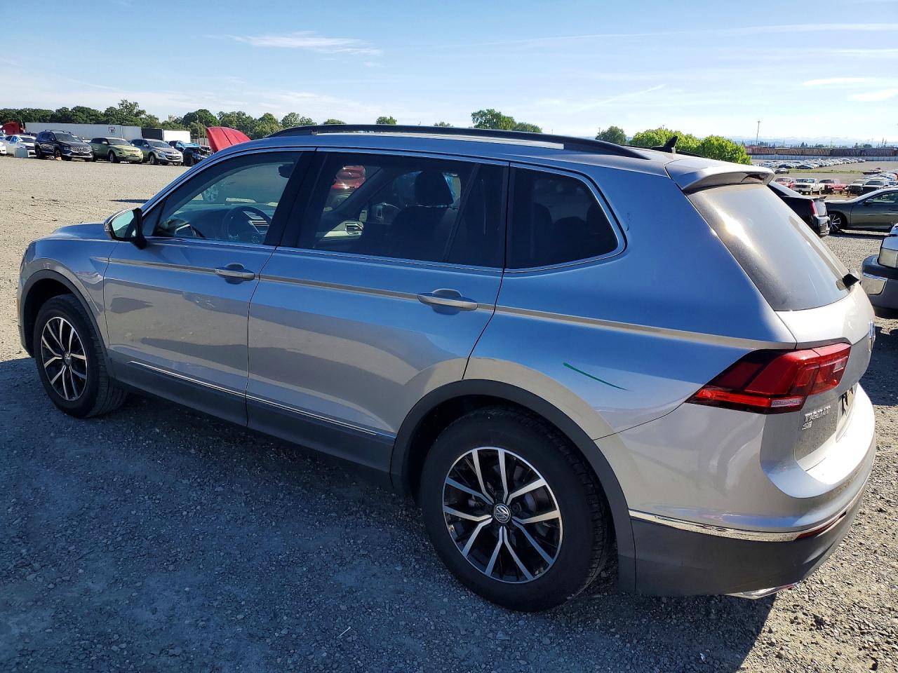 2021 VOLKSWAGEN TIGUAN SE photo 3