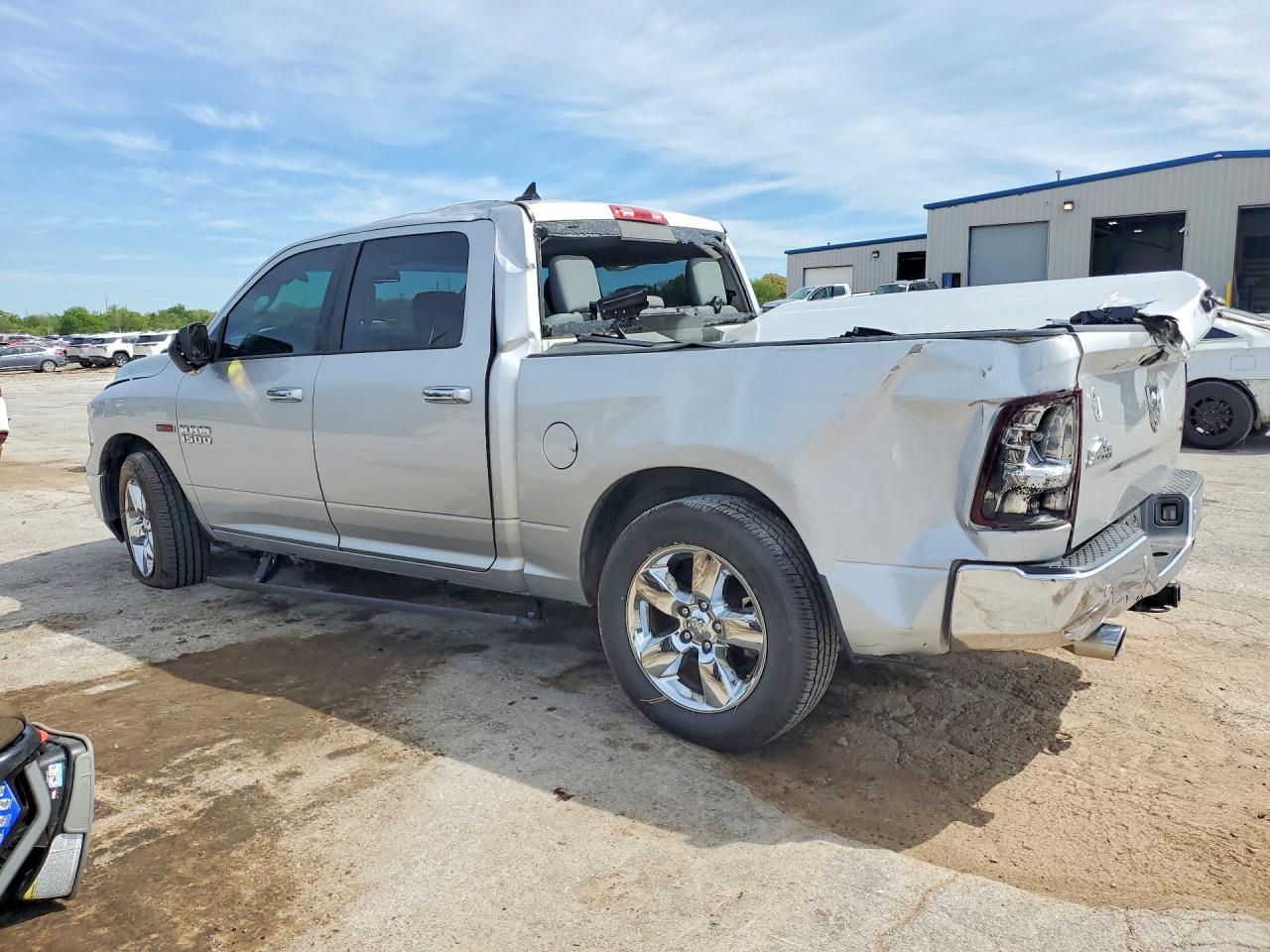 2015 RAM 1500 SLT photo 2