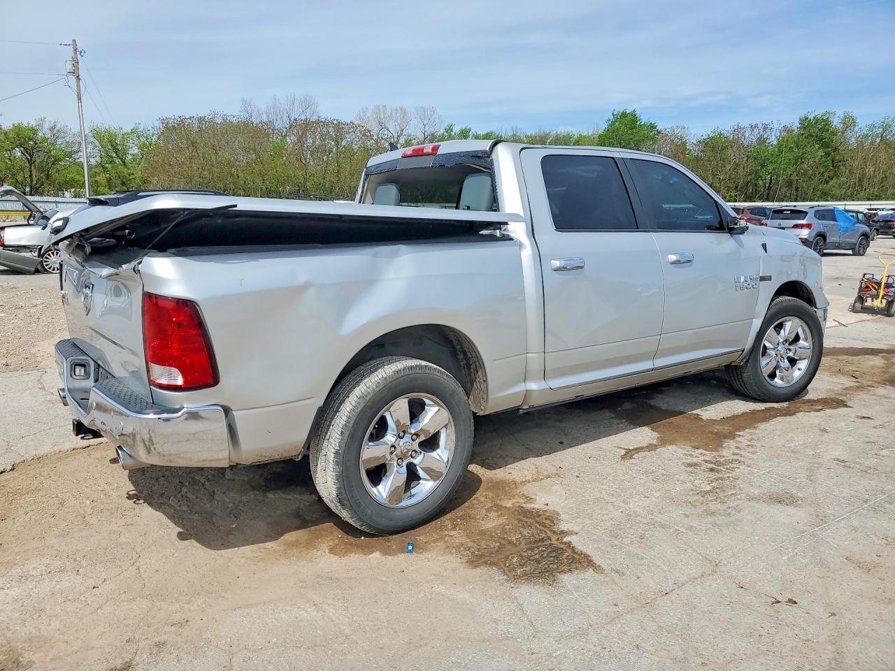 2015 RAM 1500 SLT photo 3