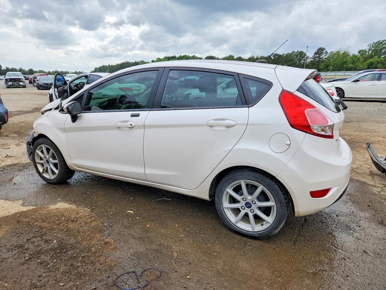 2016 FORD FIESTA SE photo 4