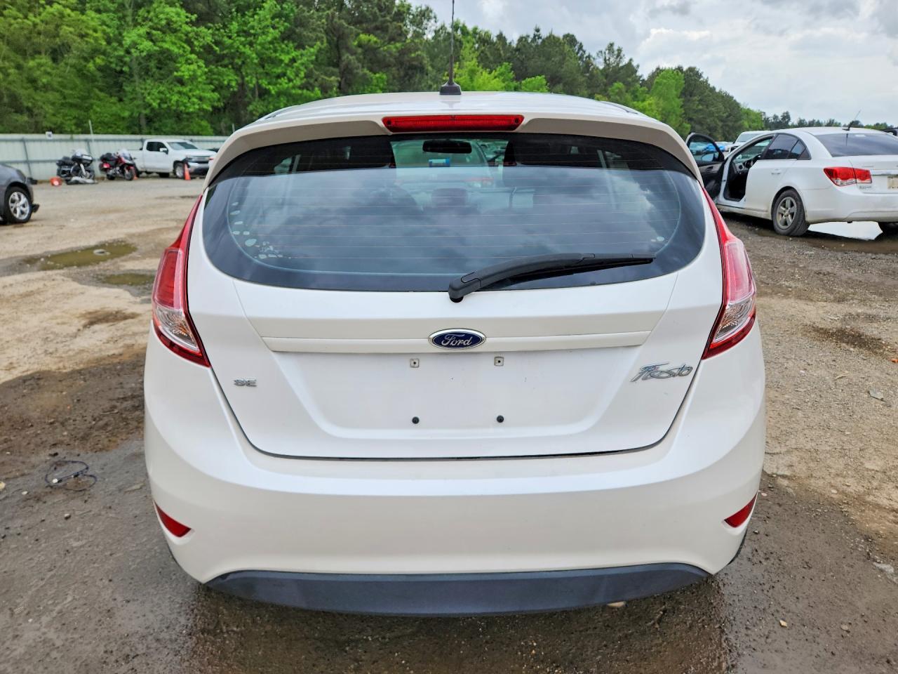 2016 FORD FIESTA SE photo 16