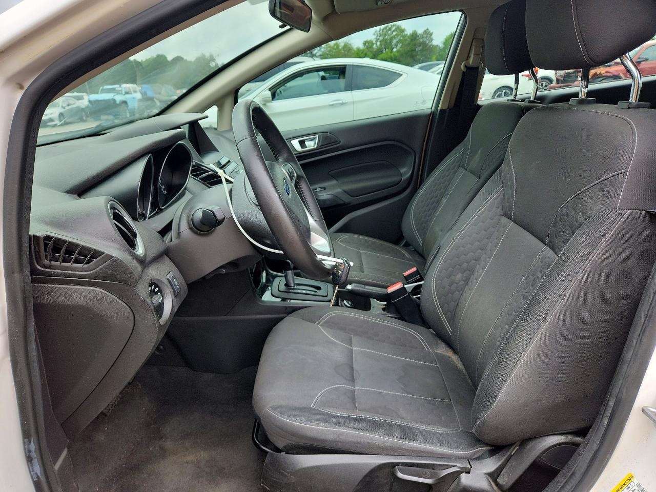2016 FORD FIESTA SE photo 19