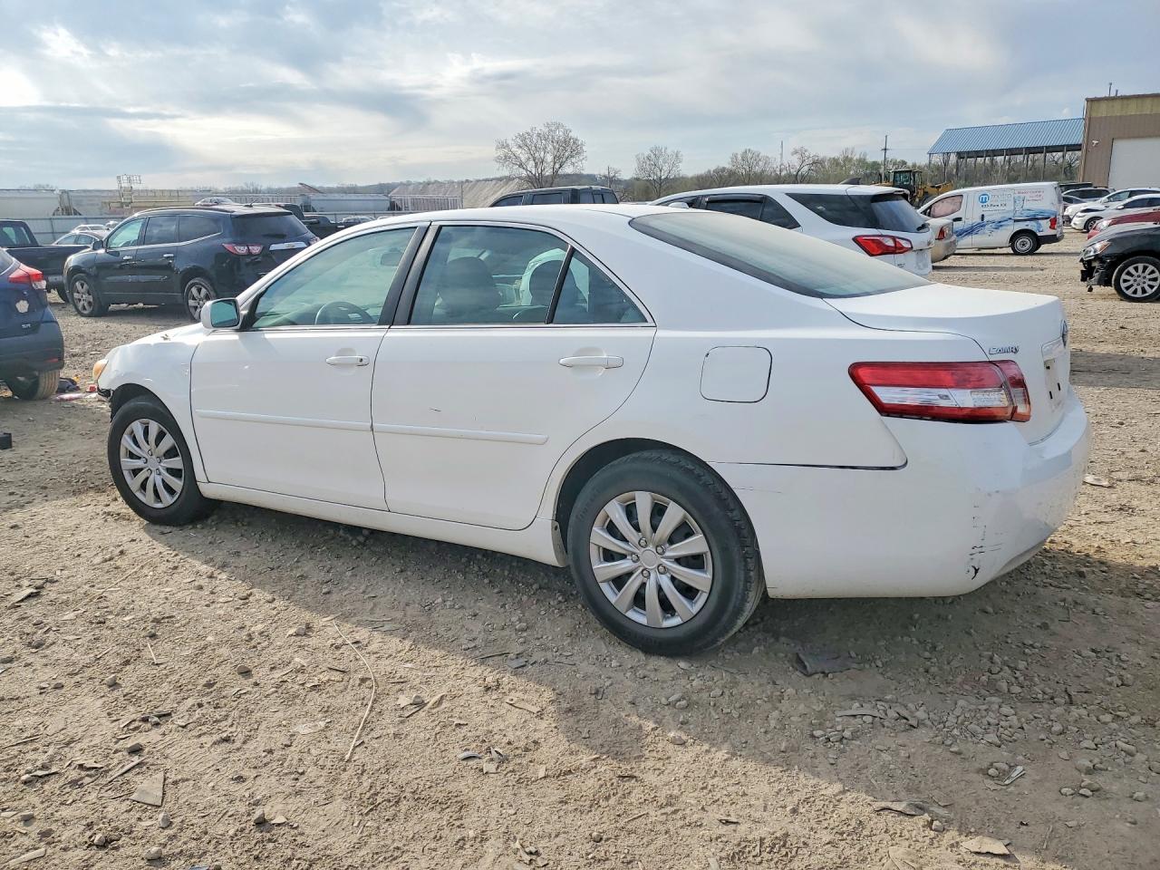 2011 TOYOTA CAMRY LE photo 3