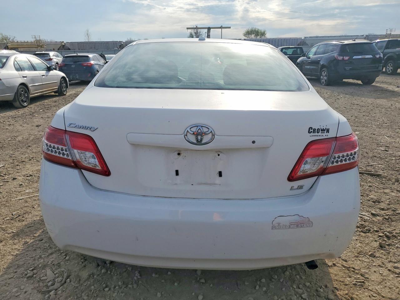2011 TOYOTA CAMRY LE photo 11