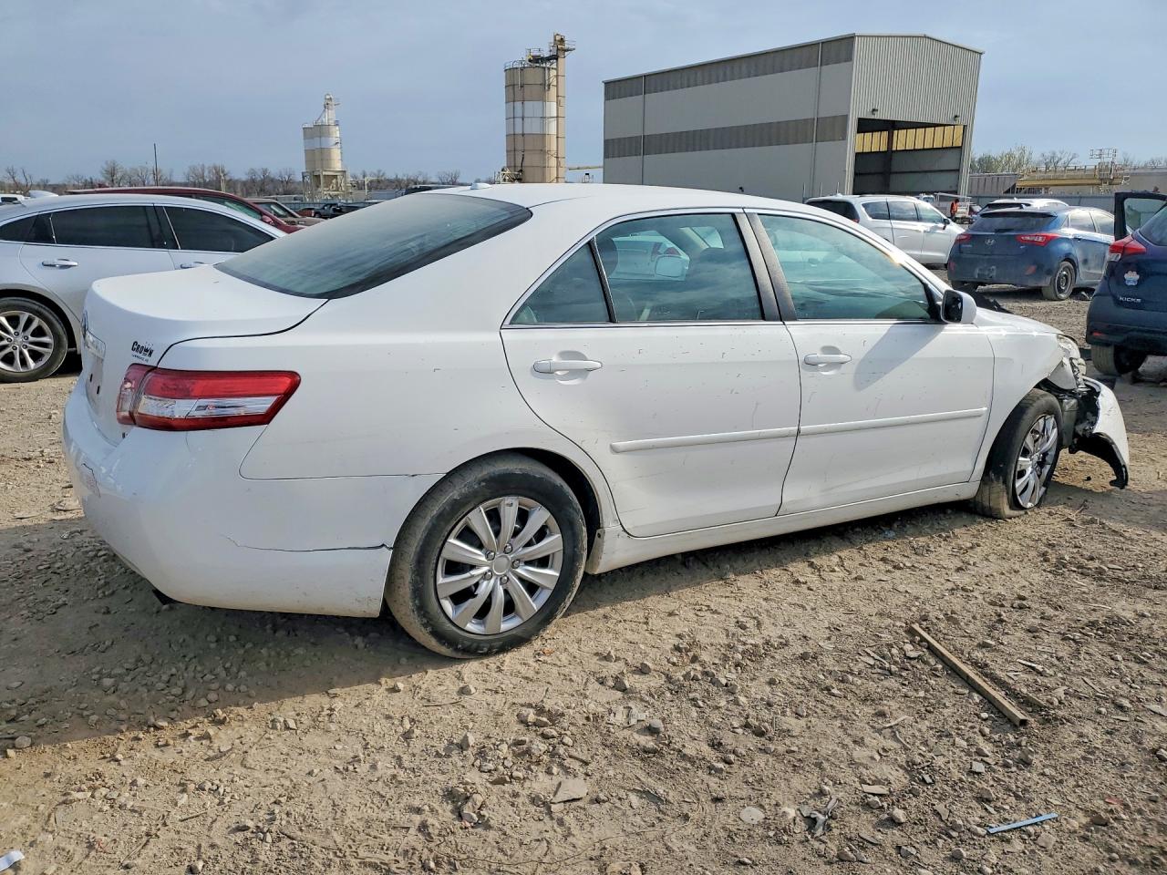 2011 TOYOTA CAMRY LE photo 5