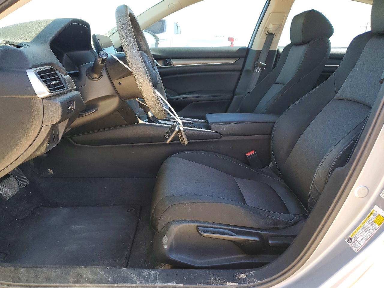2018 HONDA ACCORD LX photo 19