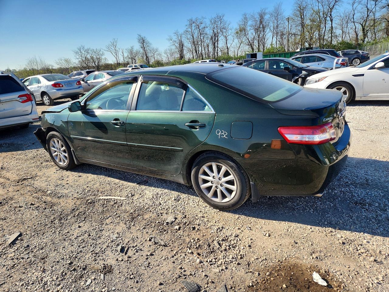 2011 TOYOTA CAMRY XLE V6 photo 2