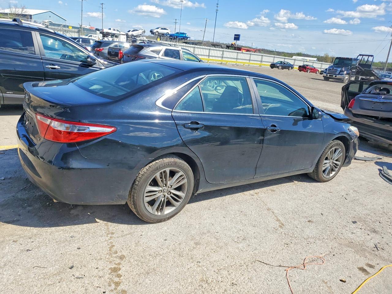 2015 TOYOTA CAMRY SE photo 3