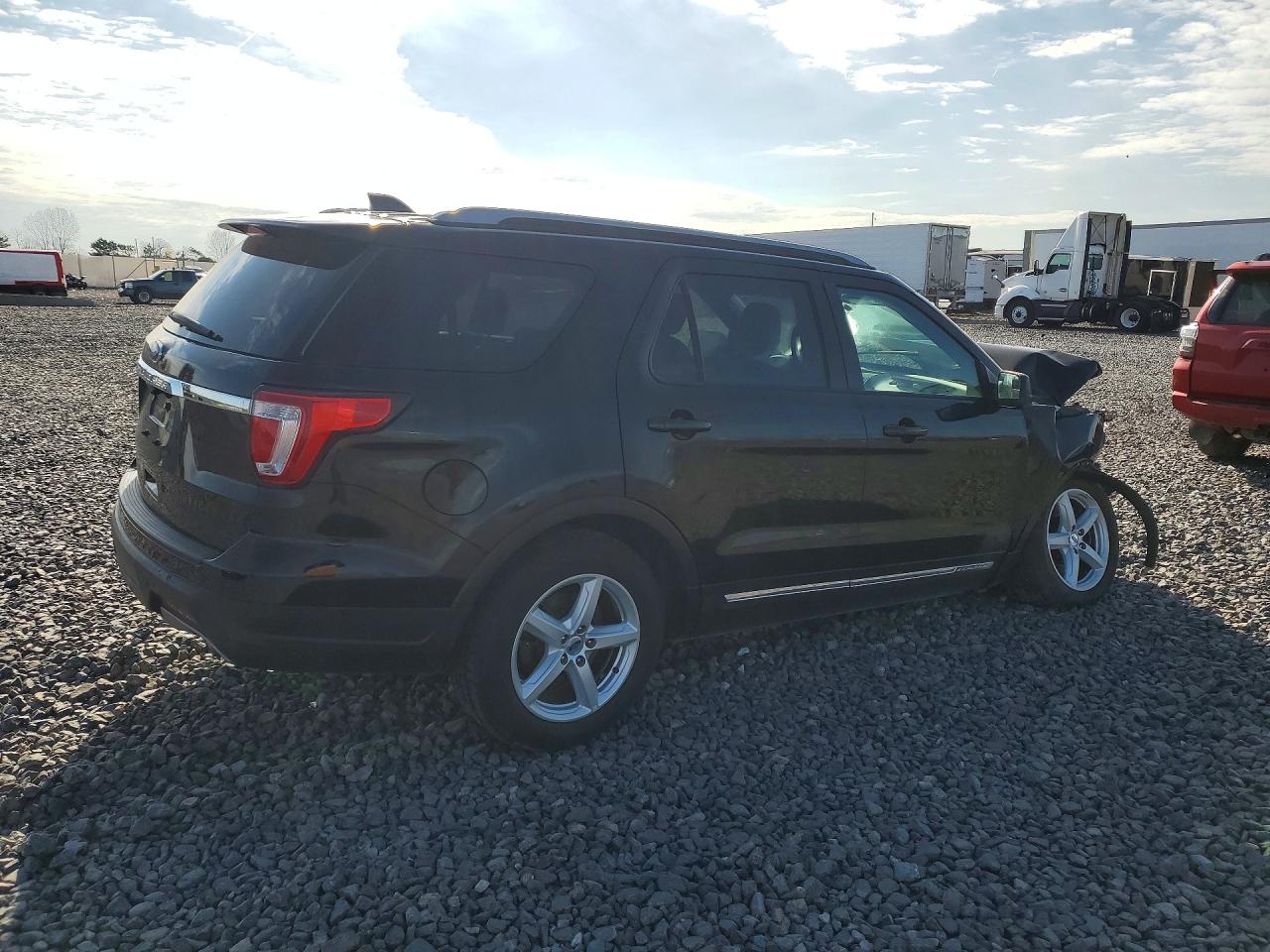 2018 FORD EXPLORER XLT photo 5