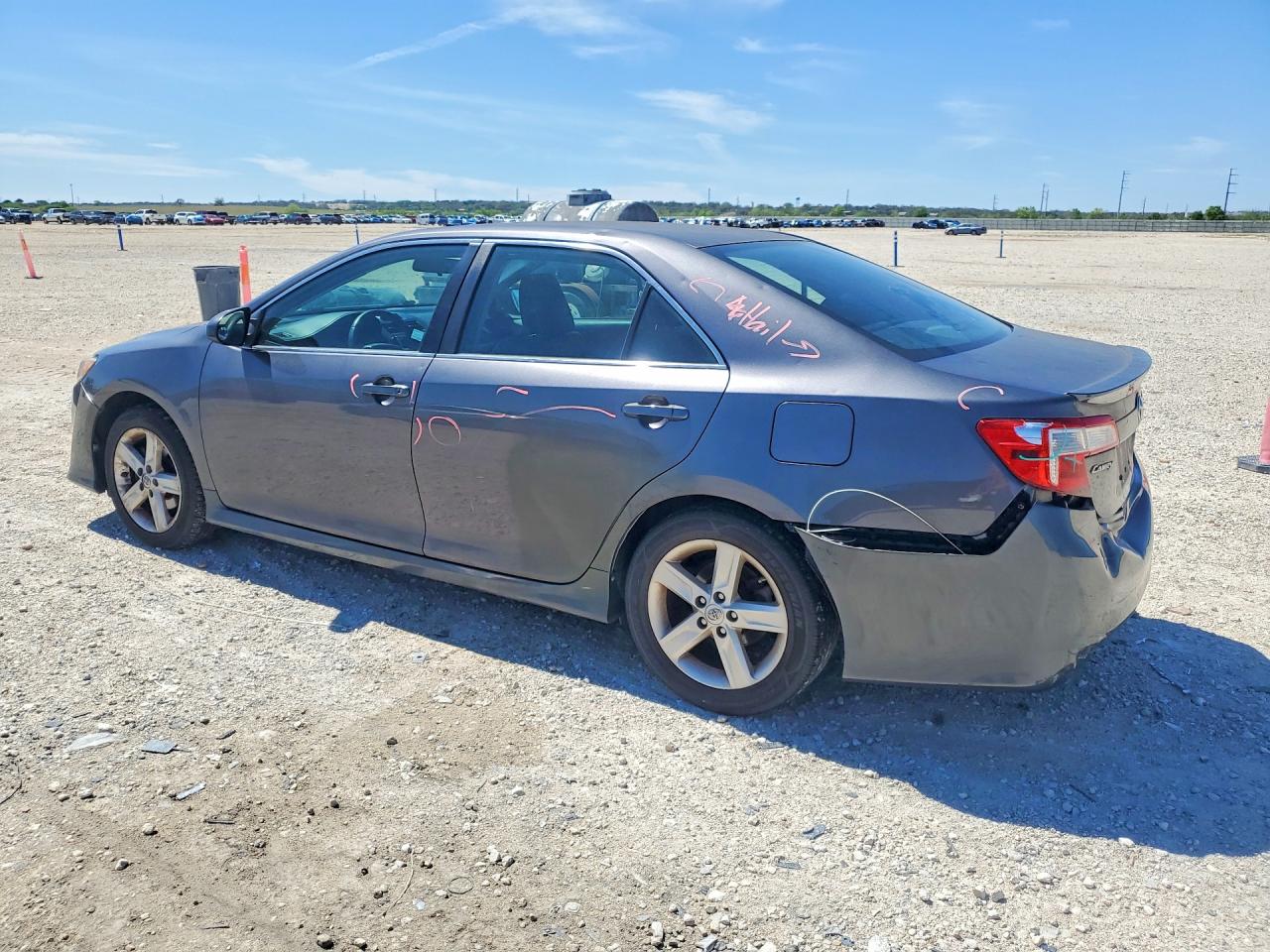 2014 TOYOTA CAMRY SE photo 3