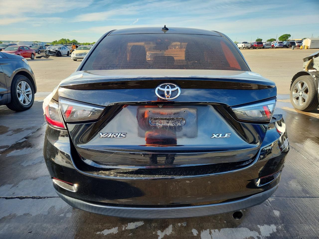 2019 TOYOTA YARIS XLE photo 11