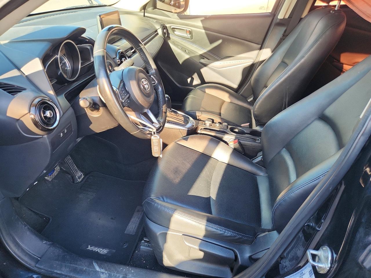 2019 TOYOTA YARIS XLE photo 13