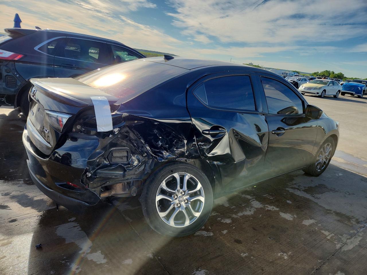 2019 TOYOTA YARIS XLE photo 5