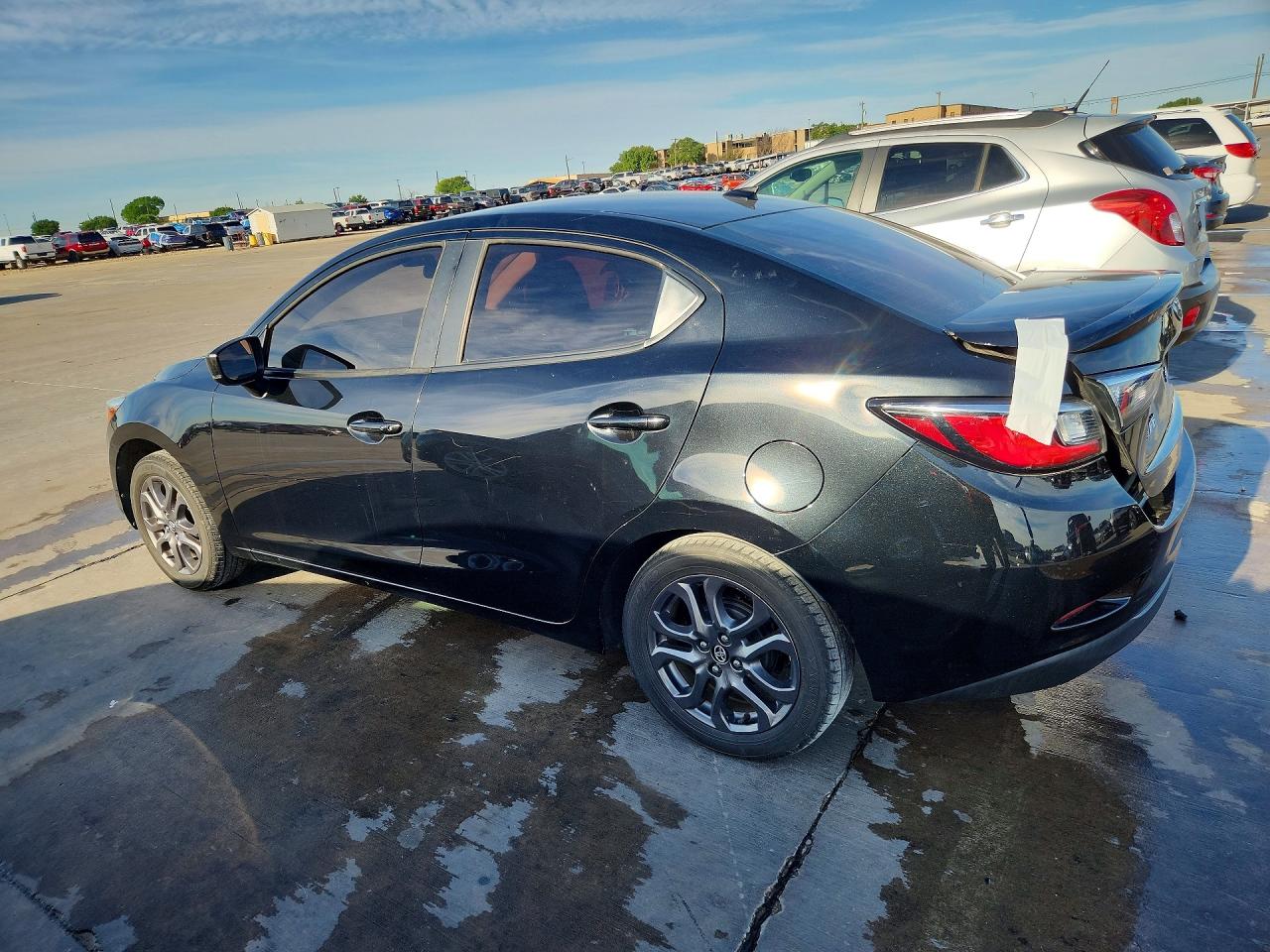 2019 TOYOTA YARIS XLE photo 3