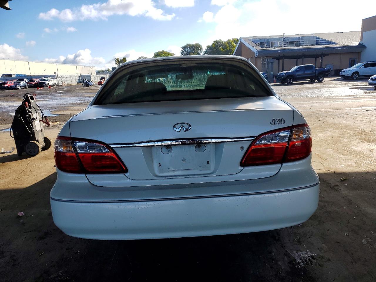 2001 INFINITI I30 BASE photo 11
