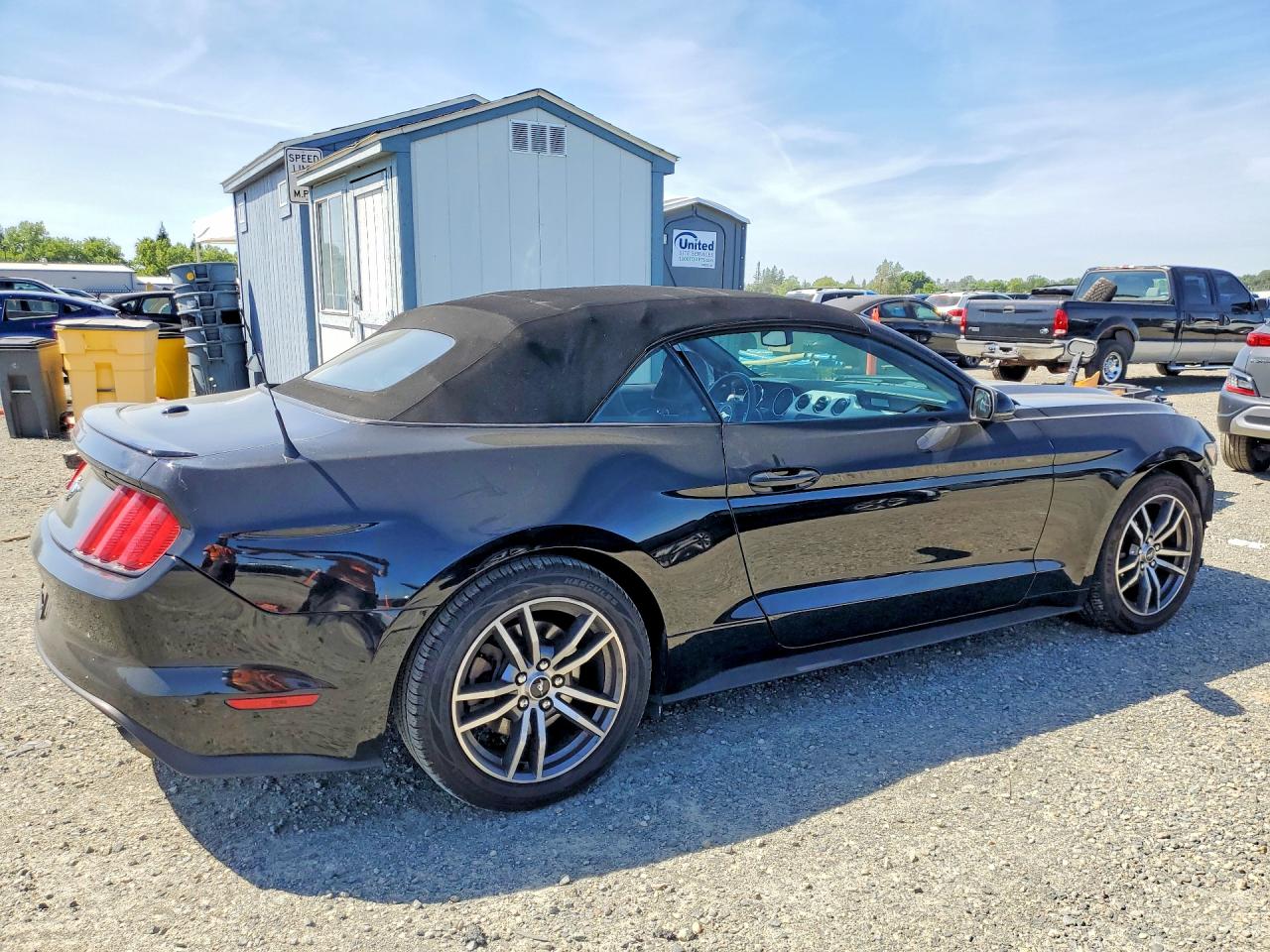 2017 FORD MUSTANG photo 3