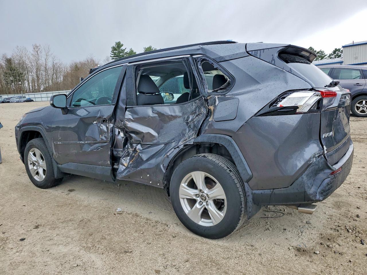 2021 TOYOTA RAV4 XLE photo 3