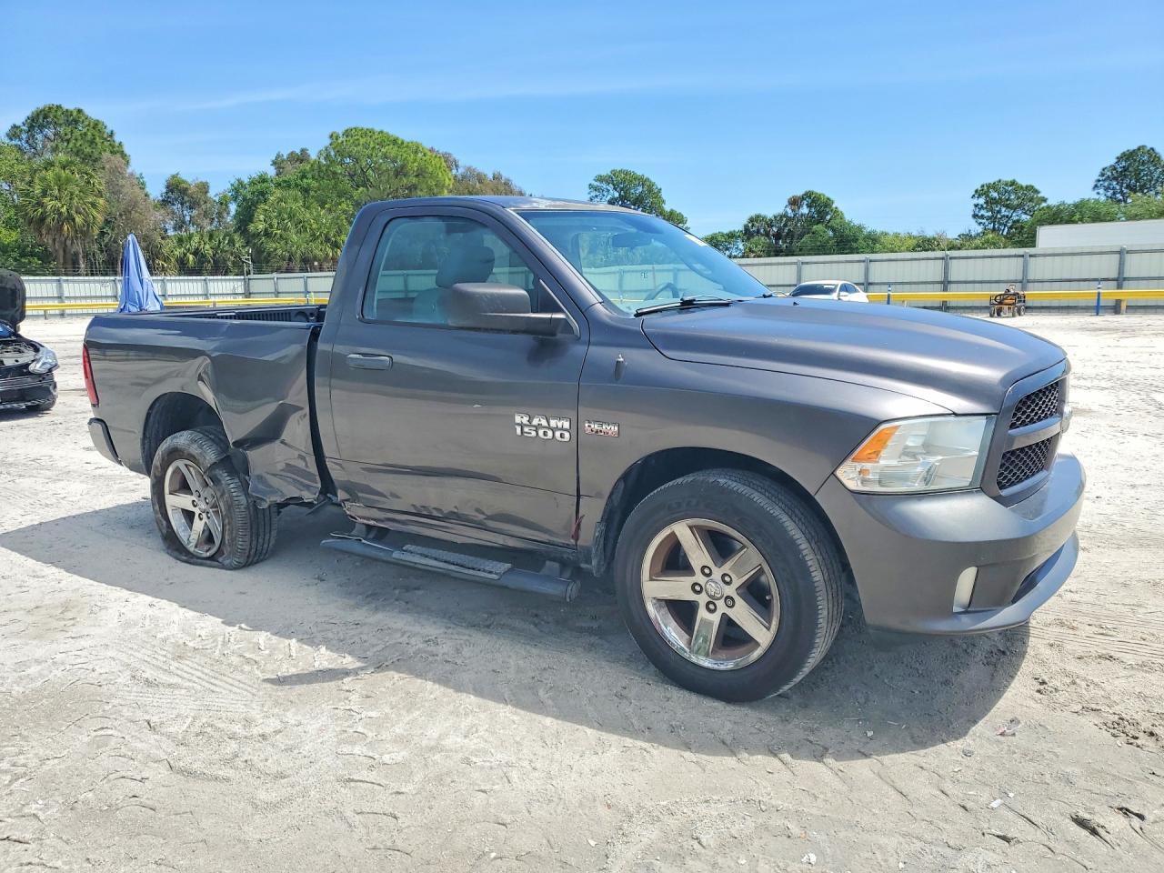 2014 RAM 1500 ST photo 7