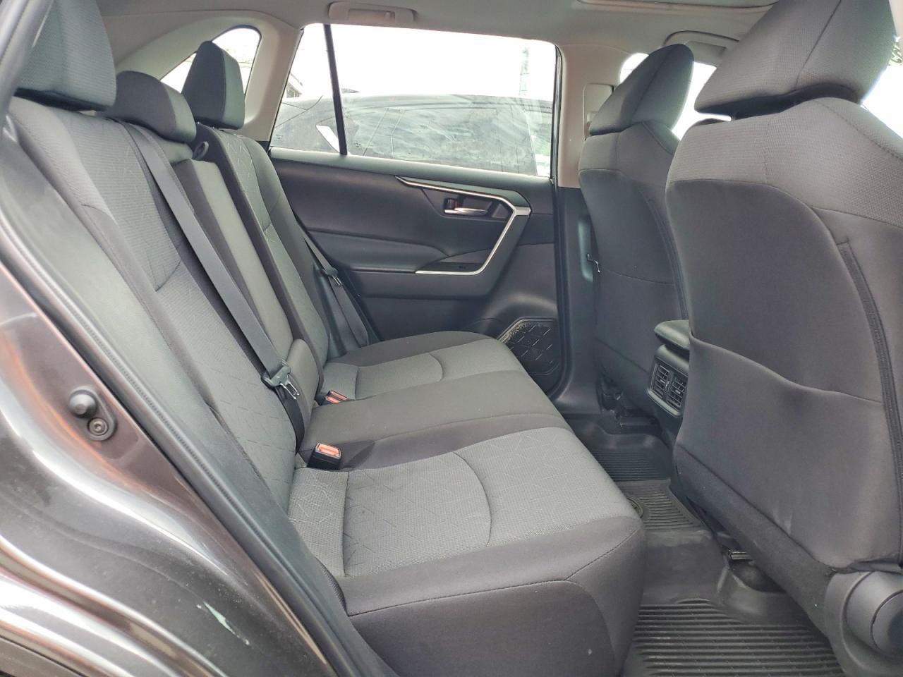 2024 TOYOTA RAV4 XLE photo 11
