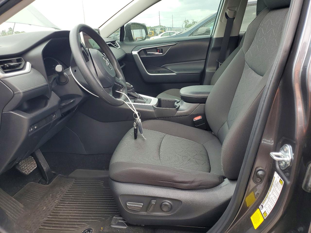 2024 TOYOTA RAV4 XLE photo 7