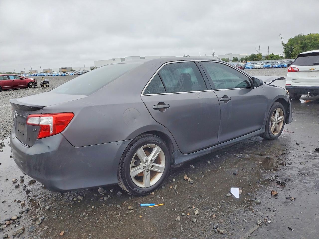 2014 TOYOTA CAMRY SE photo 5