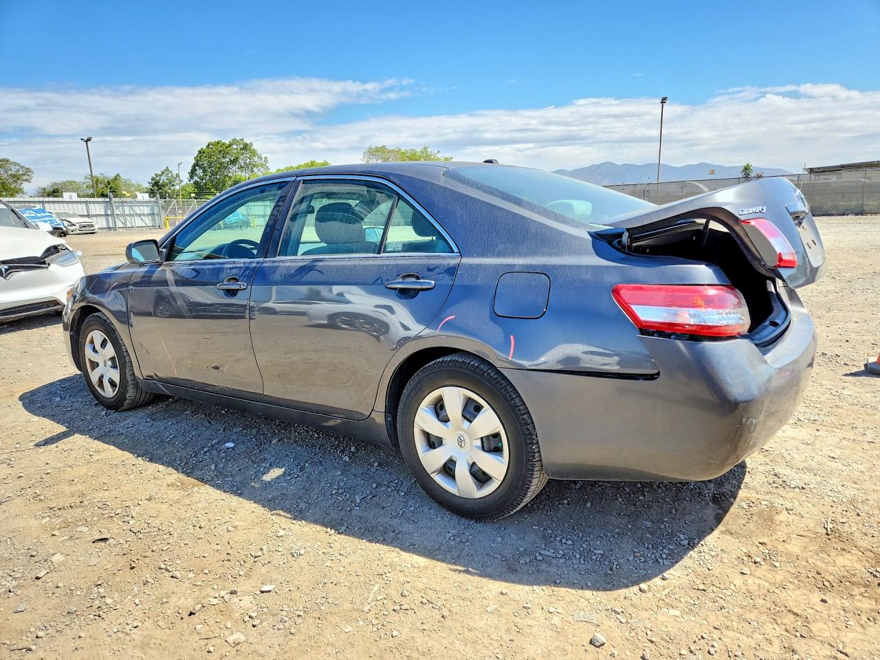2011 TOYOTA CAMRY LE photo 3
