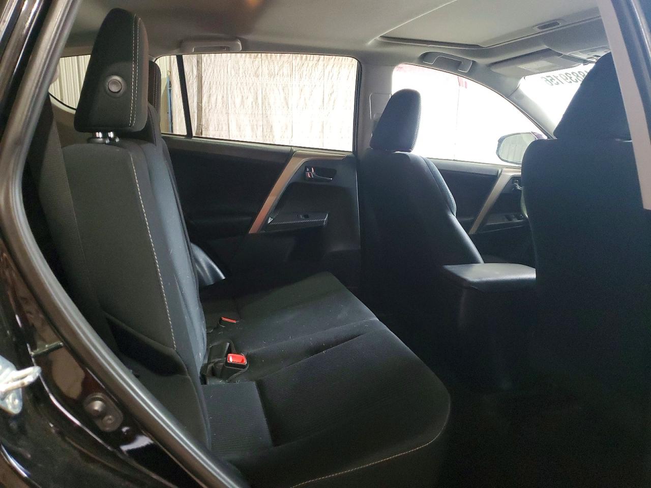 2015 TOYOTA RAV4 XLE photo 31