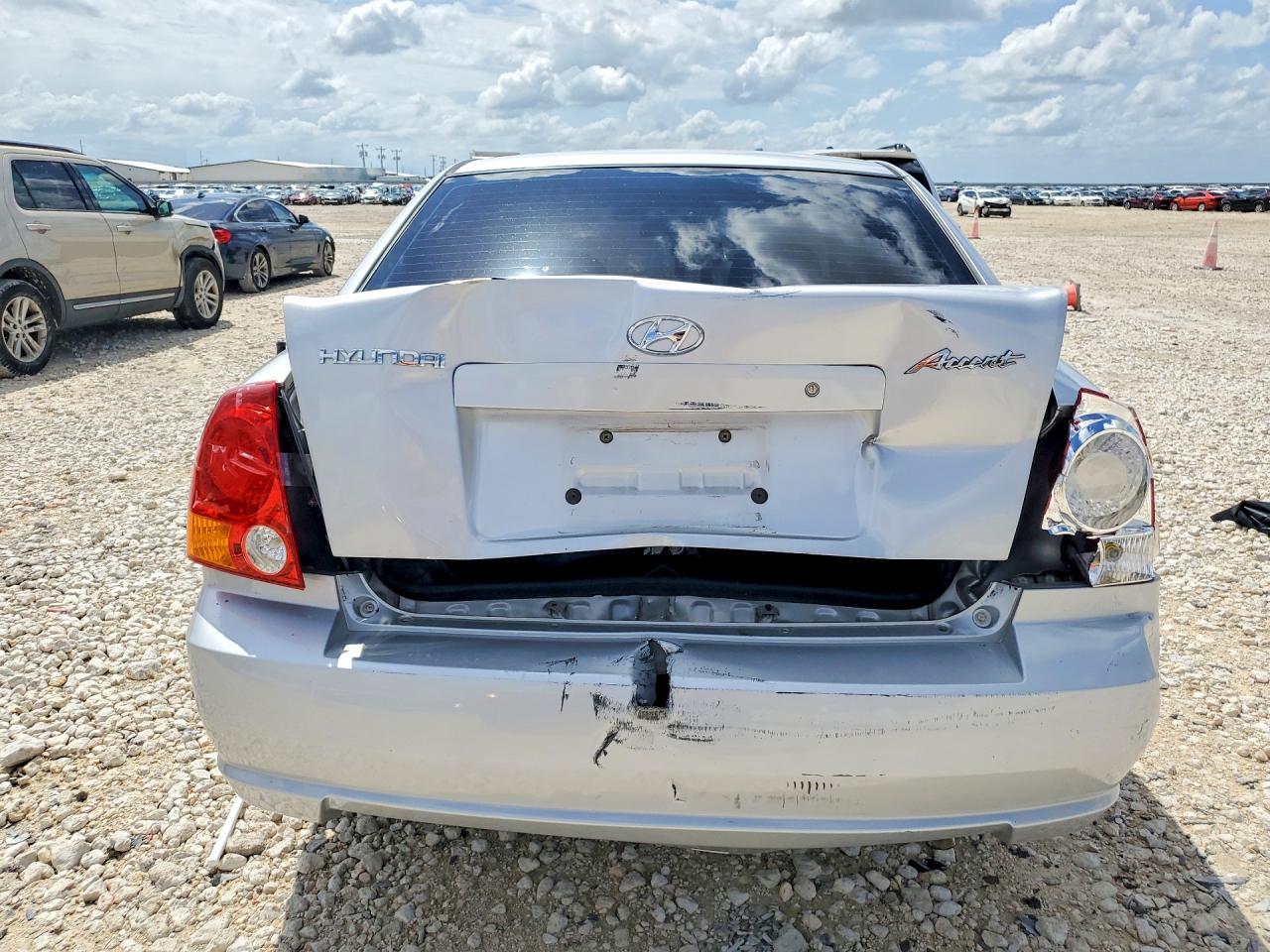 2005 HYUNDAI ACCENT photo 11