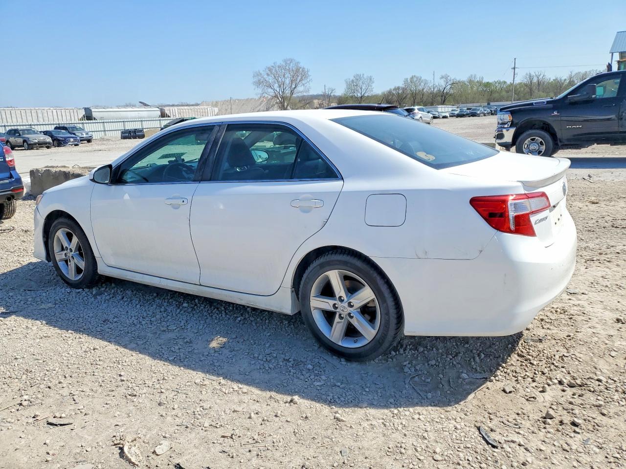 2014 TOYOTA CAMRY SE photo 3