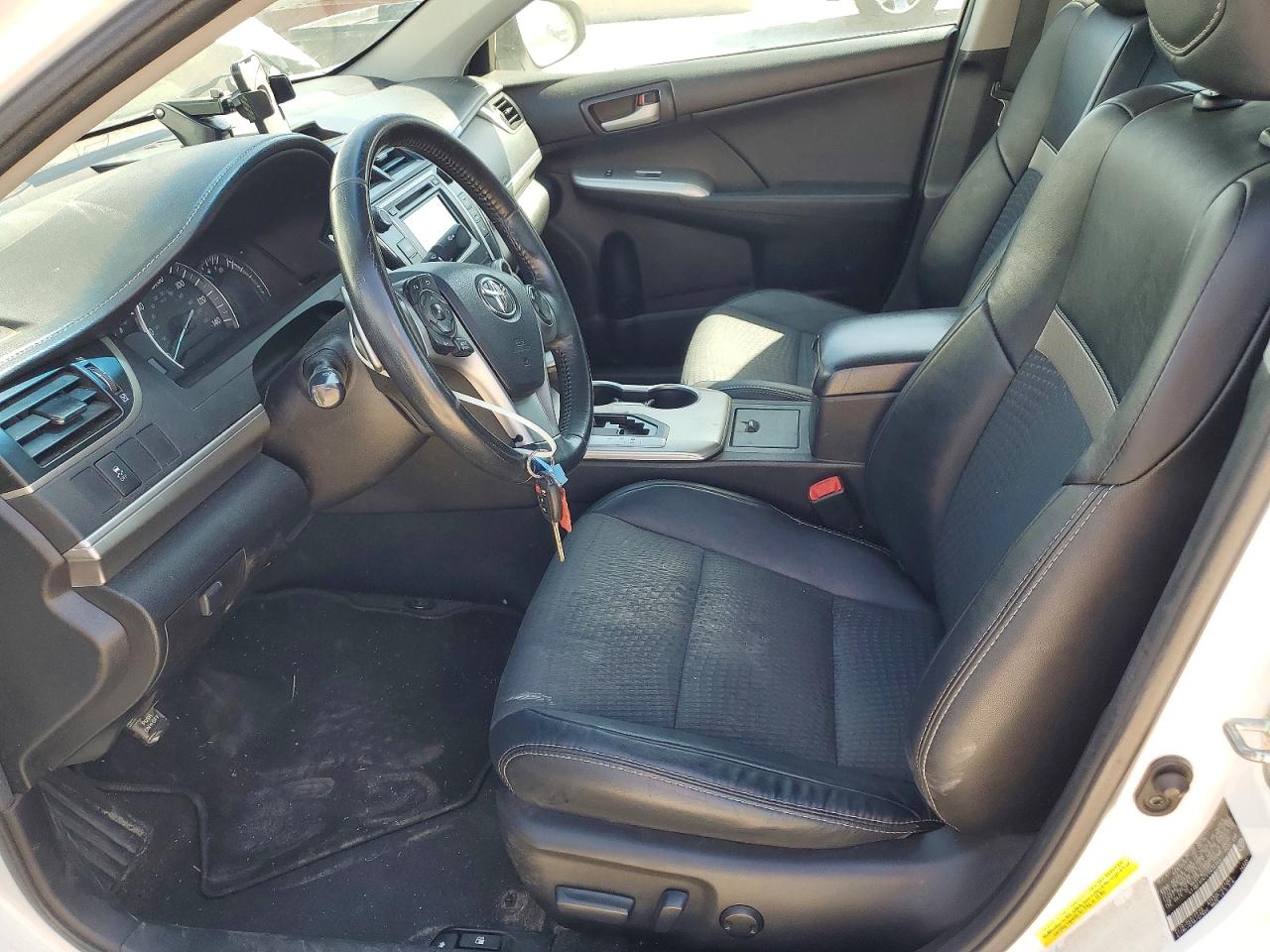 2014 TOYOTA CAMRY SE photo 13