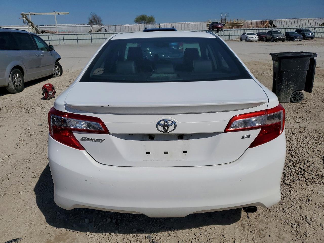 2014 TOYOTA CAMRY SE photo 11