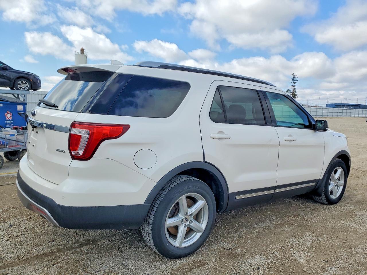 2016 FORD EXPLORER XLT photo 3