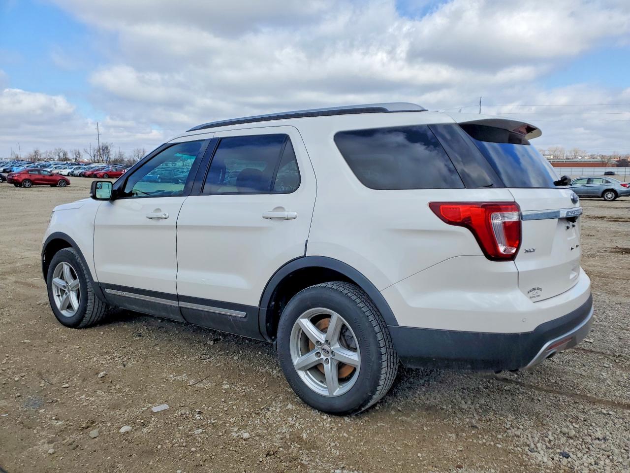 2016 FORD EXPLORER XLT photo 2