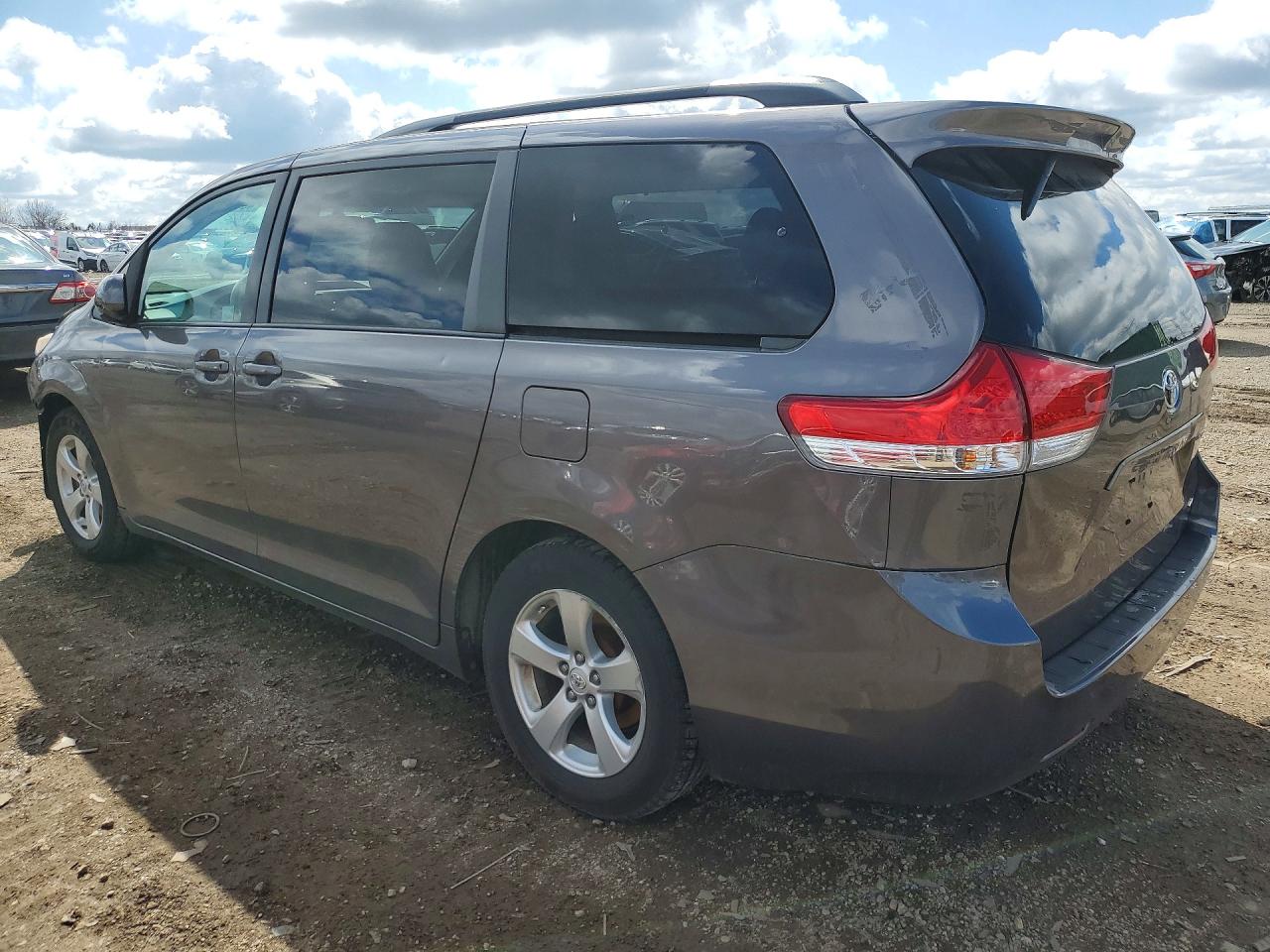 2013 TOYOTA SIENNA LE 8-PASSENGER photo 3