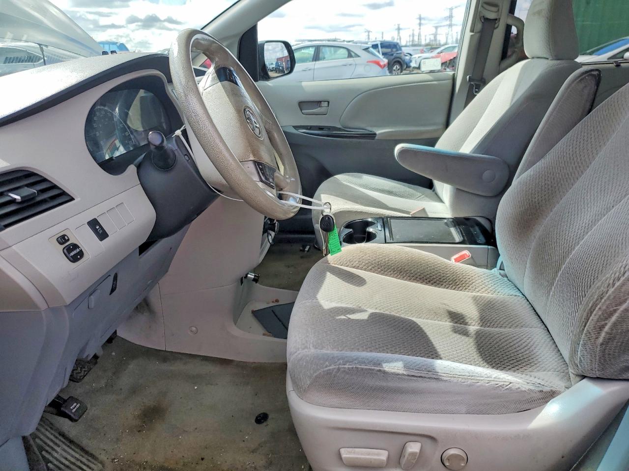 2013 TOYOTA SIENNA LE 8-PASSENGER photo 13