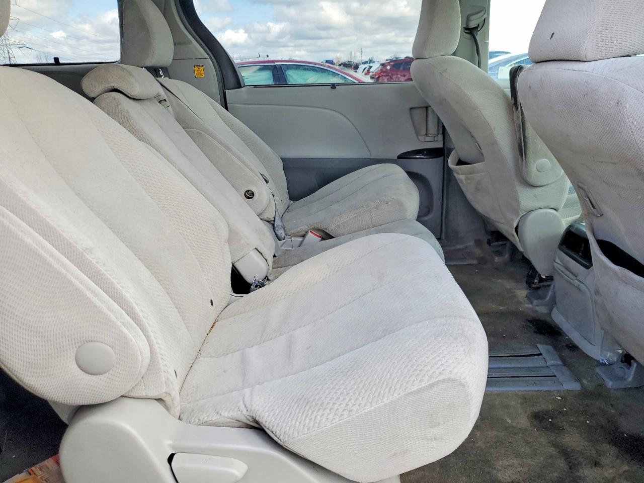 2013 TOYOTA SIENNA LE 8-PASSENGER photo 21