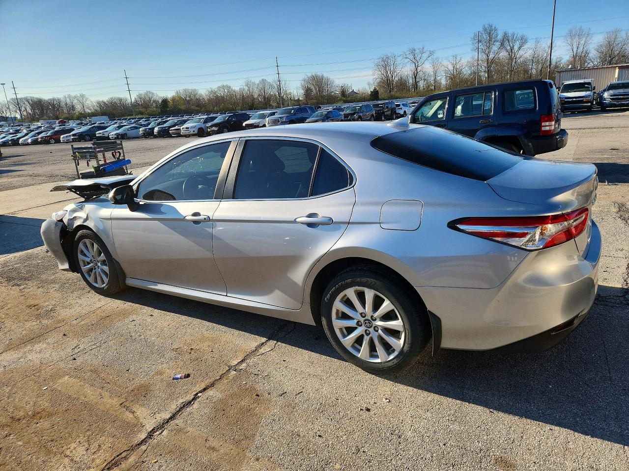 2019 TOYOTA CAMRY LE photo 4