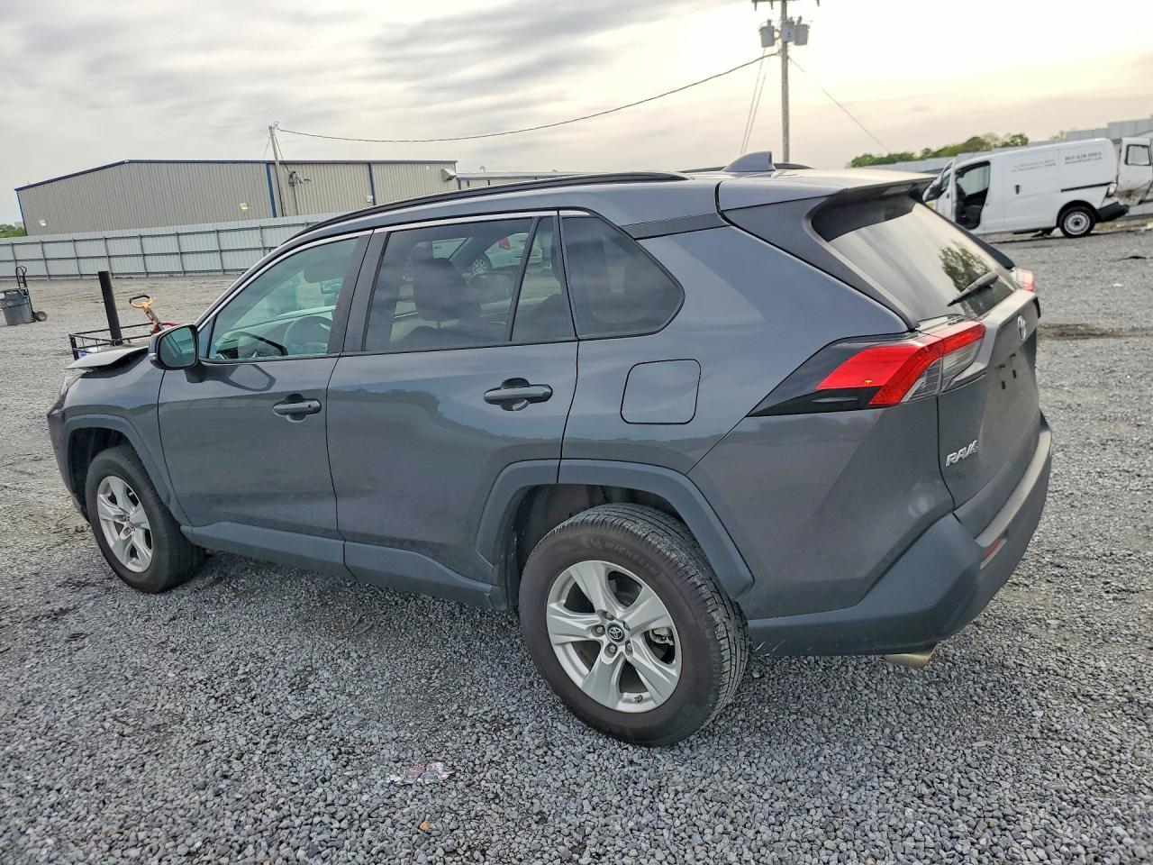 2019 TOYOTA RAV4 XLE photo 3