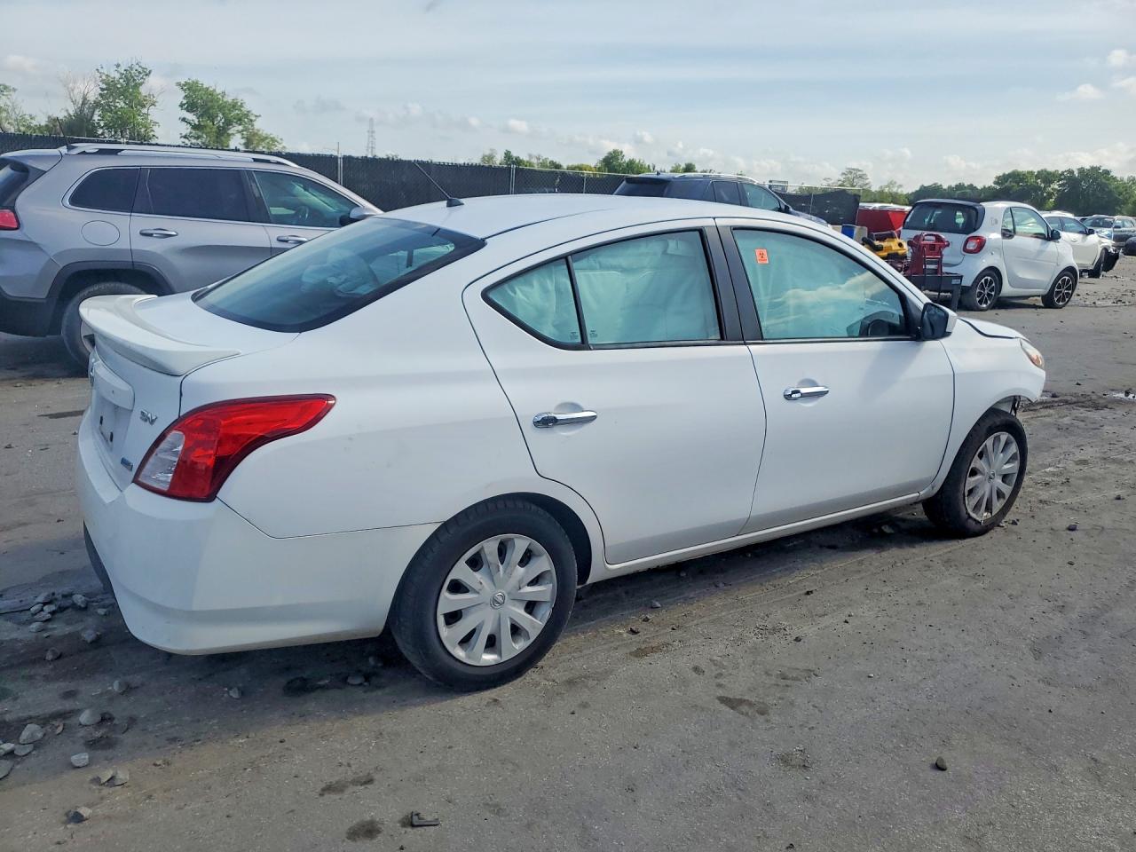 2019 NISSAN VERSA SV photo 3
