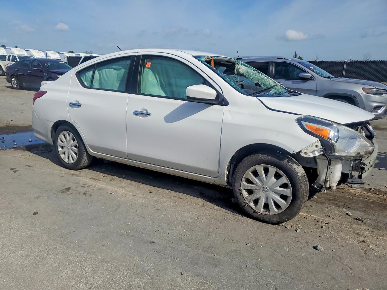 2019 NISSAN VERSA SV photo 4