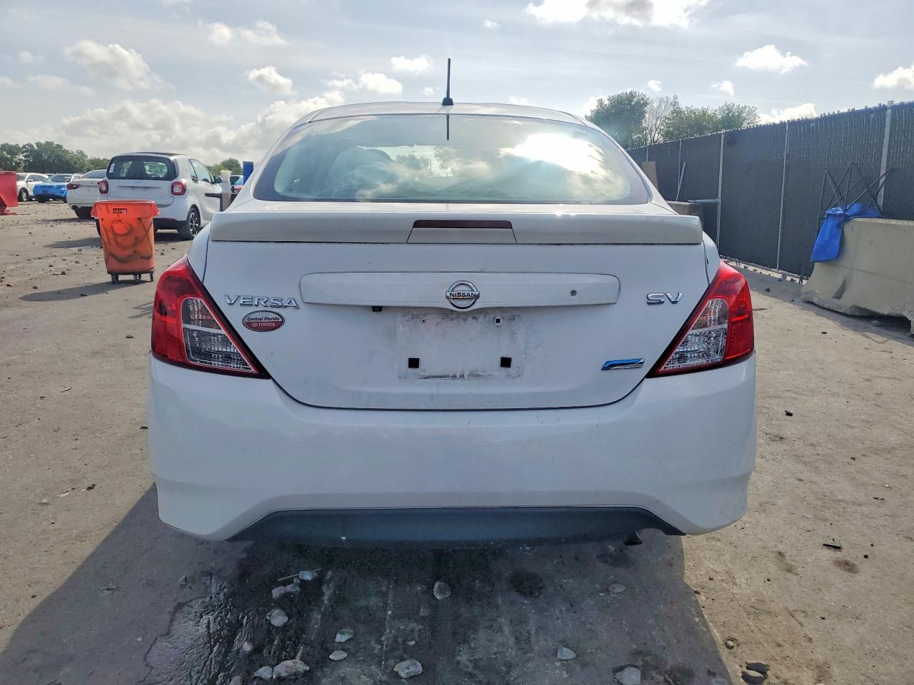 2019 NISSAN VERSA SV photo 6