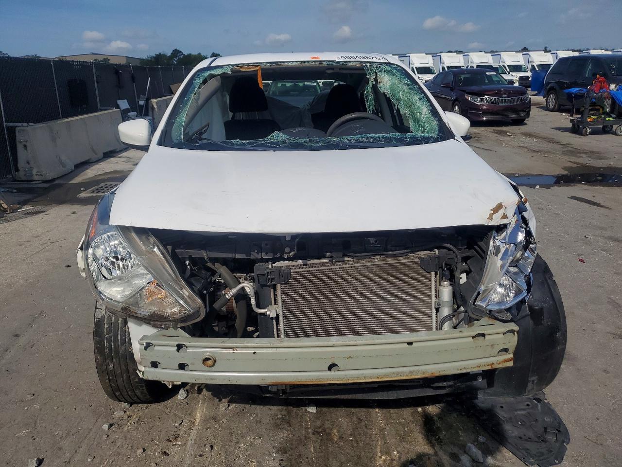2019 NISSAN VERSA SV photo 5