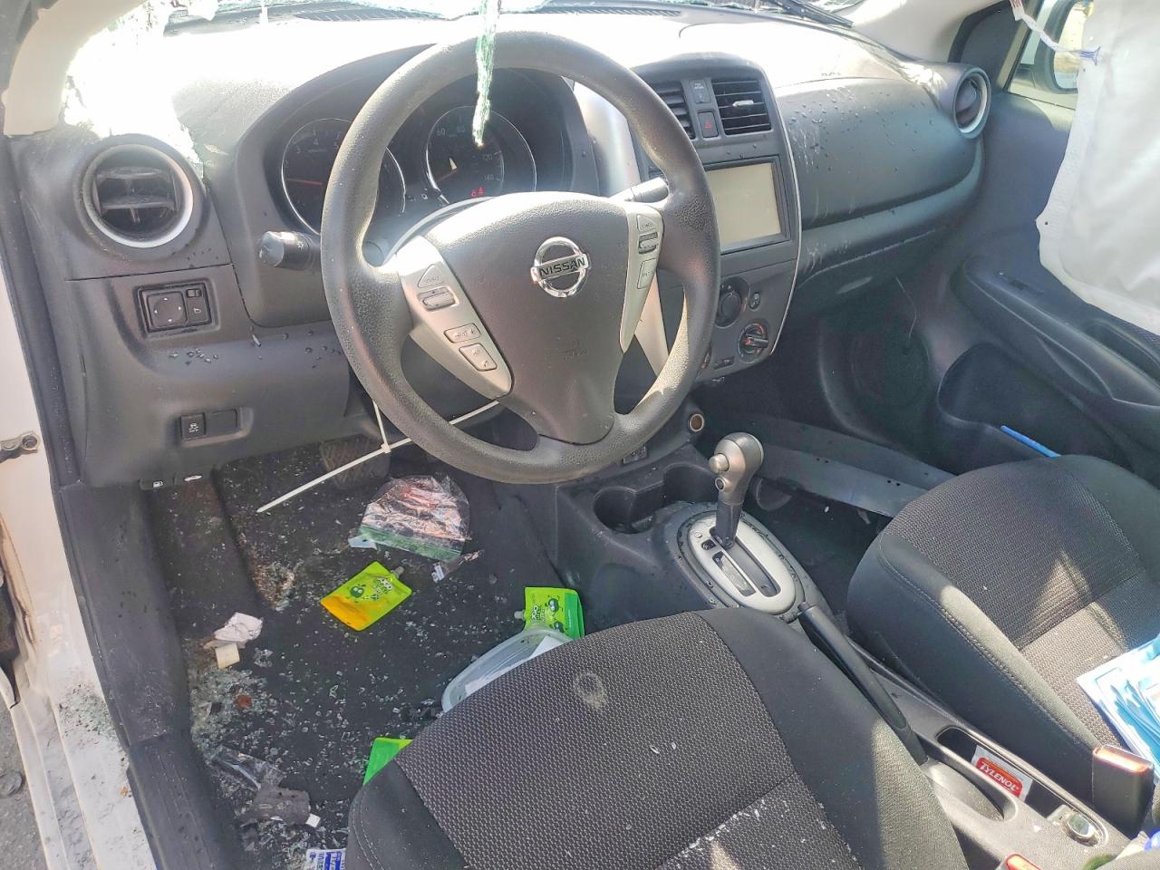 2019 NISSAN VERSA SV photo 8